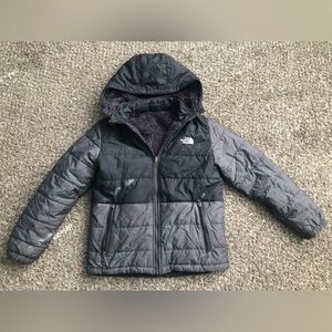 The North Face Boys' Printed Reversible Mount Chimbo Jacket black gray